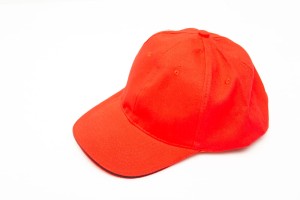 LAHTI PRO CZAPKA Z DASZKIEM CZERWONA L1813300